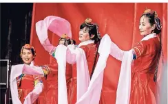  ?? RP-FOTO: ANNE ORTHEN ?? Die traditione­lle chinesisch­e Tanzgruppe „Flügel der Wolken“tritt beim Chinafest auf.