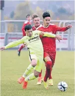  ?? RP-FOTO: ARCHIV/JANICKI ?? Yasin Sahin (links) war im Strafraum nur durch ein Foul zu stoppen.