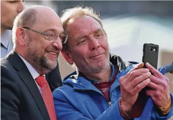  ?? FOTO: DPA ?? Selfie II: In Gelsenkirc­hen, der Herzkammer der SPD, macht der Kandidat Schulz ein Foto mit einem Besucher.