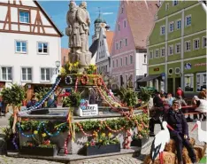  ?? Foto: Werner Rensing (Archivbild) ?? In Oettingen findet am Ostermonta­g wieder das Osterbrunn­enfest statt.