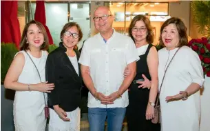  ??  ?? SIBLINGS: Jose Razon (Joey) and his sisters (L-R) Edwina, Salome, Socorro and Zenaida have brought to Dubai a dessert called the Halo-halo, a toned-down version of the monster shake you see above