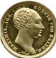  ??  ?? Nur 14 Millimeter groß ist die Goldme‰ daille mit dem Porträt von König Maxi‰ milian von Bayern.