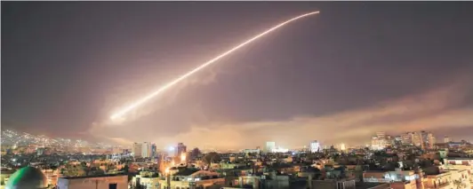  ??  ?? El cielo de Damasco iluminado por misiles, anoche. La capital siria fue sacudida por fuertes explosione­s.