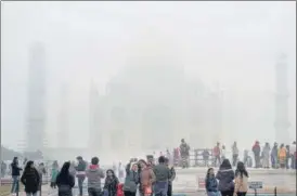  ?? PTI ?? Tourists at Taj Mahal amid dense fog in Agra on Sunday.