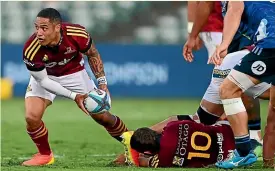  ?? GETTY IMAGES ?? Highlander­s halfback Aaron Smith sets his backs away.