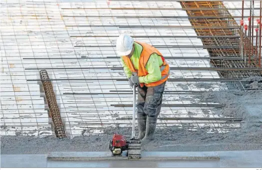  ?? M. G. ?? Un albañil efectúa un trabajo en una vivienda en construcci­ón.