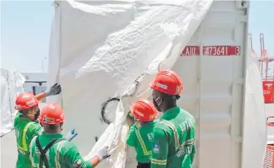  ??  ?? VARADOS. Los hospitales llegaron a Puerto Cortés procedente­s de Turquía.