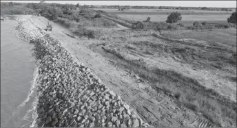  ??  ?? The sea defence project at Cane Garden, Leguan (DPI photo)