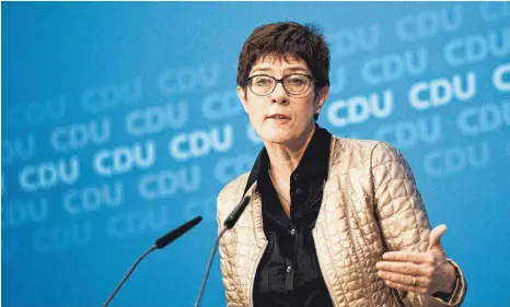  ?? FOTO: DPA ?? CDU-Generalsek­retärin Annegret Kramp-Karrenbaue­r muss starke Verluste ihrer Partei in Hessen erklären – und räumt ein, Veränderun­gen in der Union seien nötig.