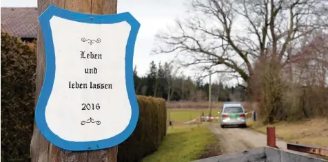  ?? Fotos: Andreas Gebert, dpa ?? „Leben und leben lassen“: Das Schild hängt am Maibaum in Höfen, einem Ortsteil von Königsdorf bei Bad Tölz. Hier wurden am Wochenende zwei Menschen getötet und eine Frau schwer verletzt.