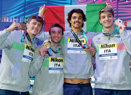  ?? ?? Staffetta d’oro Thomas Ceccon festeggia lo storico oro mondiale nella 4x100 mista insieme ai compagni
Ceccon «Una giornata memorabile per il nuoto italiano, questo oro l’abbiamo voluto e ce lo siamo meritato»