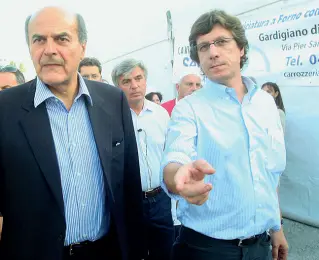 ??  ?? Reunion Da sinistra, Pierluigi Bersani e Michele Mognato, Mdp (foto Errebi)