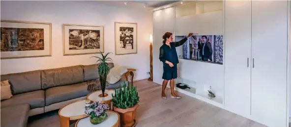  ?? RP-FOTOS (3): HANS-JÜRGEN BAUER (3) ?? Innenarchi­tektin Catrin Haacke zeigt das Wohnzimmer. Sie hat die Wünsche der Bewohner umgesetzt.
