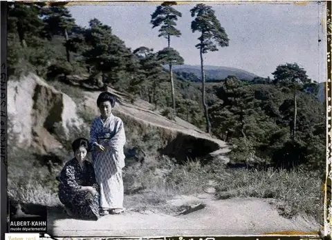  ??  ?? Tableau. Deux jeunes femmes sur une colline aux environs de Matsumoto (Japon), photograph­iées en août 1926 par Roger Dumas, l’un des opérateurs d’Albert Kahn. Japon 1926