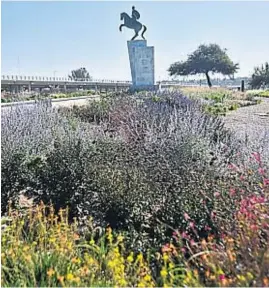  ?? FOTOS DE PEDRO CASTILLO ?? ESTATUA. La de Bustos es el ícono del paseo. Y se recuperaro­n ruinas históricas.