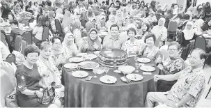  ??  ?? ERATKAN PERPADUAN: Huang menghadiri majlis makan malam sempena Hari PPWS Ke-56.