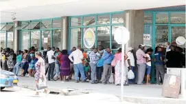  ??  ?? Bulawayo residents throng Fife Street ZETDC offices in Bulawayo to buy electricit­y coupons