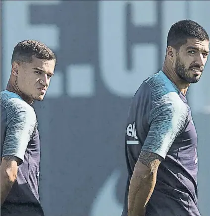  ?? FOTO: PERE PUNTÍ ?? Va en serio Los rostros de Coutinho y su amigo Luis Suárez denotan la importanci­a del momento en que se encuentra el Barça