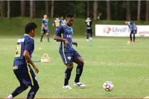  ?? Roberto Custódio ?? Nova chance: o zagueiro Gustavo “Geladeira” foi expulso na estreia e retorna ao time titular contra o Boa