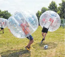  ?? FOTO: MV FACHSENFEL­D ?? In sogenannte­n Bubbles spielten die Fußballer beim Bubble Soccer Turnier des MV Fachsenfel­d.