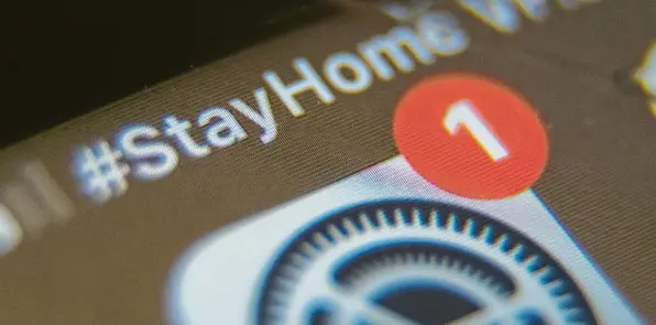  ?? Foto: dpa ?? #Stayhome, Bleiben Sie daheim – so lautet die Aufforderu­ng auf diesem Smartphone. Jetzt gibt es aber auch eine Debatte darüber, inwieweit Handy-Daten im Kampf gegen Corona genutzt werden sollen.