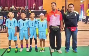  ??  ?? Mohamad Nabil Adli (tiga dari kiri) bersama-sama rakan dan jurulatih sebelum sepak takraw.