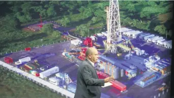  ??  ?? Carlos Treviño, director general de Petróleos Mexicanos, durante el anuncio del mayor yacimiento terrestre en el último cuarto de siglo en México. Según cifras de Pemex, el valor de este hallazgo es de 40 mil millones de dólares.