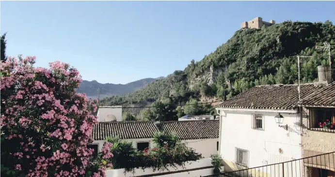  ?? Fotos: Ingrid Lechner ?? Der Bilderbuch-Weiler Forna mit Blick auf die maurische Burg, die auch besichtigt werden kann.