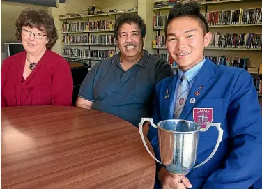  ?? PHOTO: PIERS FULLER/STUFF ?? Chanel College dux Ian Alindada with his English teacher Claire Hills and maths teacher Hamlet Muller.