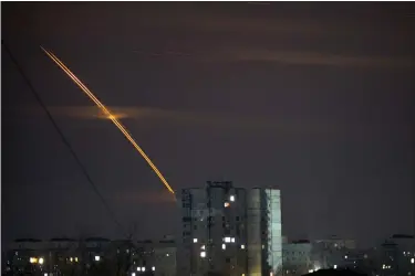  ?? VADIM BELIKOV — THE ASOSCIATED PRESS ?? Russian rockets launched against Ukraine from Russia’s Belgorod region streak across the sky at dawn in Kharkiv, Ukraine, early Friday.