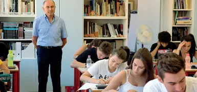  ?? (Foto Rensi) ?? Sui banchi Gli studenti impegnati durante una prova della maturità in un istituto di Trento