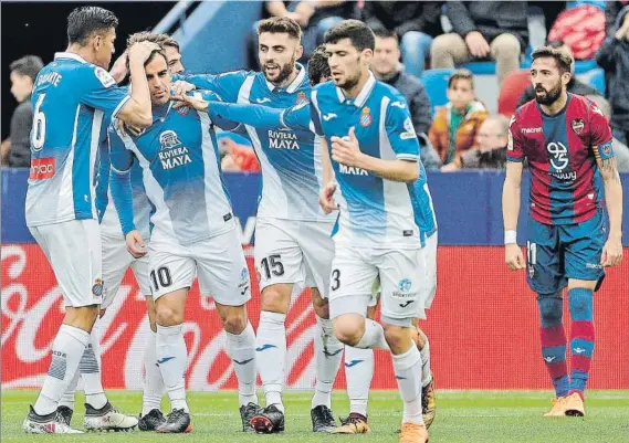  ?? FOTO: EFE ?? Jurado dio el pase de gol a Baptistao y es felicitado por sus compañeros Los pericos empataron en los últimos compases del encuentro ante el Levante