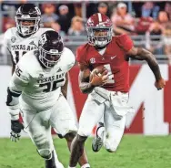  ?? BUTCH DILL/USA TODAY SPORTS ?? Alabama quarterbac­k Jalen Milroe scrambles away from Texas A&M defensive lineman McKinnley Jackson.