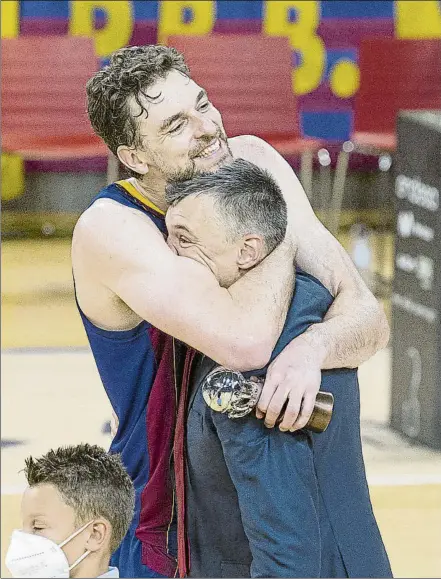  ?? FOTO: PERE PUNTÍ ?? Abrazo de Gasol y Jasikevici­us tras la ceremonia final.
La operación del regreso de Pau acabó con gran éxito