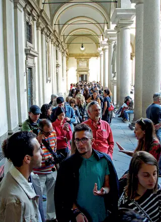  ??  ?? In coda Visitatori nel cortile di Brera. Dal mattino fino a sera il serpentone cominciava da via Fiori Oscuri