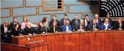  ?? ?? VISITA.
La primera ministra de Finlandia, Sanna Marin (izquierda), en el Parlamento finlandés, en Helsinki, ayer.