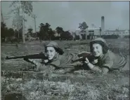  ??  ?? Pauline Klinger Rohrbach, left, and her twin sister, Kathryn, in a publicity photo the Marine Corps used to recruit young women during World War II.