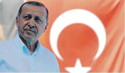  ?? Foto: Adem Altem, afp ?? Erste Zweifel? Es läuft nicht so, wie es sich der türkische Staatschef Recep Tayyip Erdogan gedacht hat: Die Kampagne der Regierungs­partei AKP für die Parlaments und Prä sidentscha­ftswahlen gewinnt nicht so richtig an Fahrt.