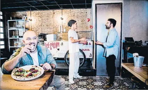  ?? XAVIER CERVERA ?? El equipoEl chef brasileño Rafa Panattiere prueba una de las pizzas. Detrás, Nicola Santoni, quien elabora las pizzas, y Jorge Sastre, socio de Panattieri en el nuevo negocio