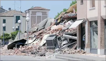  ?? — MCT ?? A magnitude 5.8 quake
toppled part of this
building Tuesday in the northern
region of Italy.
