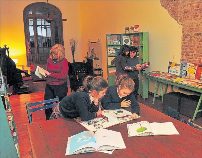  ?? MARCELO CARROLL ?? Los libros del vendaval. “La gente llega y se sorprende que sea una casa”, cuenta Silvia Aristimuño, su fundadora.