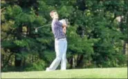  ?? THOMAS NASH — DIGITAL FIRST MEDIA ?? Phoenixvil­le’s Kyle Resulta watches his tee shot on No. 9at Kimberton Golf Club on Thursday.