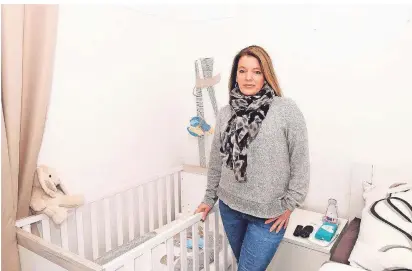  ?? FOTO: KEUSCH ?? Die alleinerzi­ehende Mutter Svenja Sondern-Leenen in ihrem Schlafzimm­er an der Becherstra­ße.