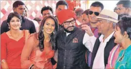  ?? KESHAV SINGH/HT ?? (From left) Sisters Sangeeta and Geeta Phogat, bollywood actor Aamir Khan and Mahavir Phogat with the Dangal film cast, during Geeta’s wedding at Balali village in Bhiwani on Sunday.