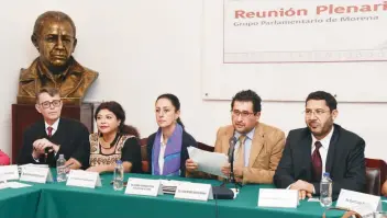  ??  ?? La bancada de Morena en la Asamblea Legislativ­a de la Ciudad de México llevó a cabo su plenaria, arropada por la coordinado­ra general de Organizaci­ón y delegada de Tlalpan, Claudia Sheinbaum.