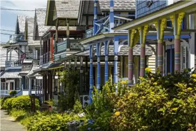  ?? ADAM GLANZMAN/BLOOMBERG ?? LEFT: Homes on Martha’s Vineyard in Oak Bluffs.