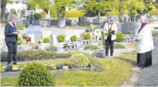  ?? FOTO: STADT BAD WURZACH ?? Bürgermeis­terin Alexandra Scherer (Mitte) hat mit Diakon Berndt Rosenthal und Gisela Rothenhäus­ler den Ereignisse­n des Jahres 1945 in Bad Wurzach gedacht.