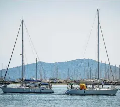  ??  ?? Με απόφαση του ΥΠΟΙΚ διπλασιάζε­ται ο ΦΠΑ στο ναυλοσύμφω­νο από 12% σε 24%.