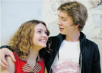  ?? Anne Marie Fox/Fox Searchligh­t Pictures via The Ass ociated Press ?? Olivia Cooke, left, and Thomas Mann star in “Me and Earl and The Dying Girl.”