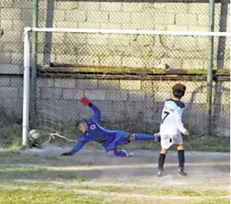  ??  ?? Las Águilas golean en categoría pluma de la Liga Petrolera de Futbol Infantil y Juvenil. /